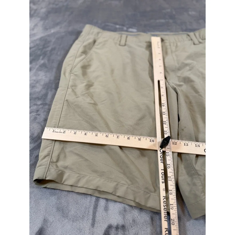 Under Armour Men's HeatGear Loose Fit Flat Front Tan Shorts Size 40 Golf Casual